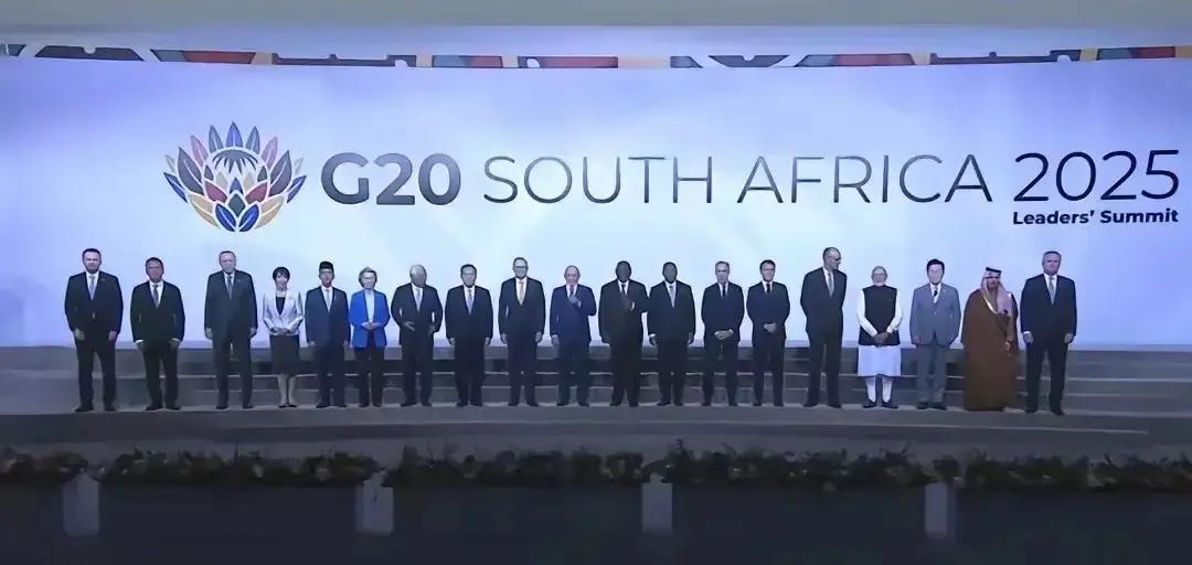 一觉睡醒。
 
是不是全网都知道了。
 
昨晚至今晨，南非约翰内斯堡一场重要经济