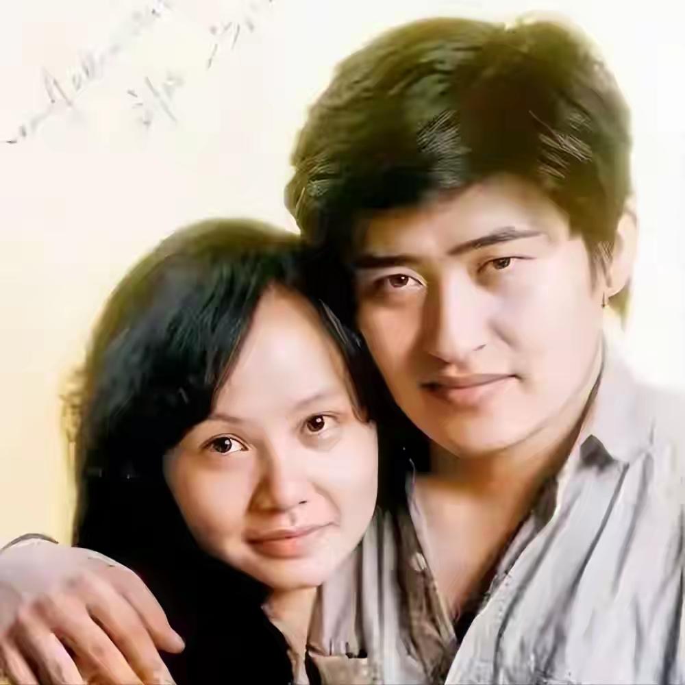 刘欢负责赚钱，他妻子负责貌美如花。这么多年来，他妻子身材保持得好好。