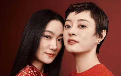 演员孙俪说：“在我妹妹小的时候，我和我妈妈带她出去玩，熟悉的人就会问，这哪来的小