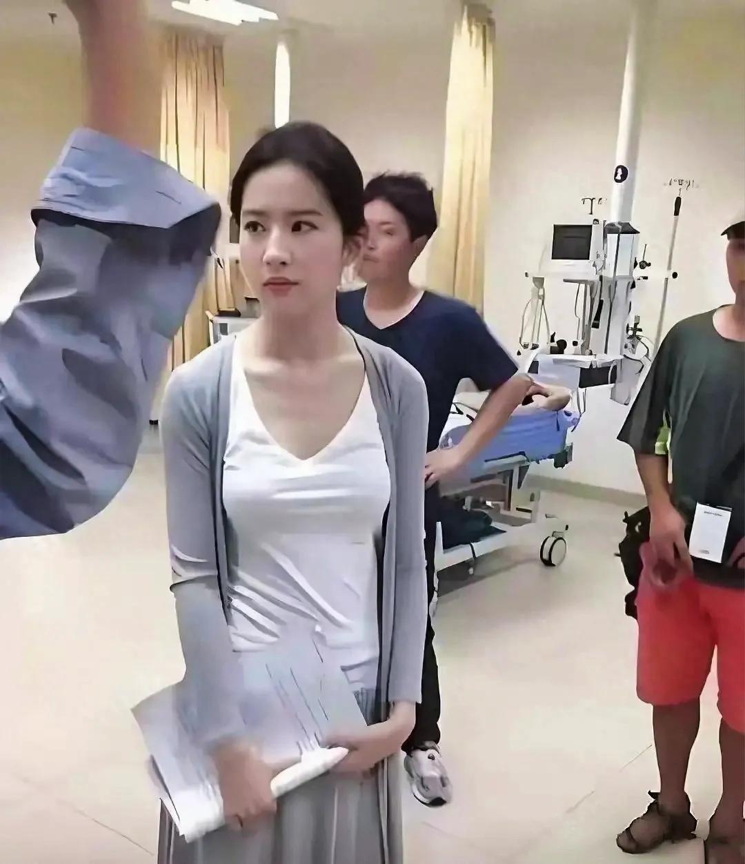 开屏暴击！刘亦菲卸妆水泼下来的瞬间，镜头前的仙气儿突然人间蒸发。

没了粉黛加持
