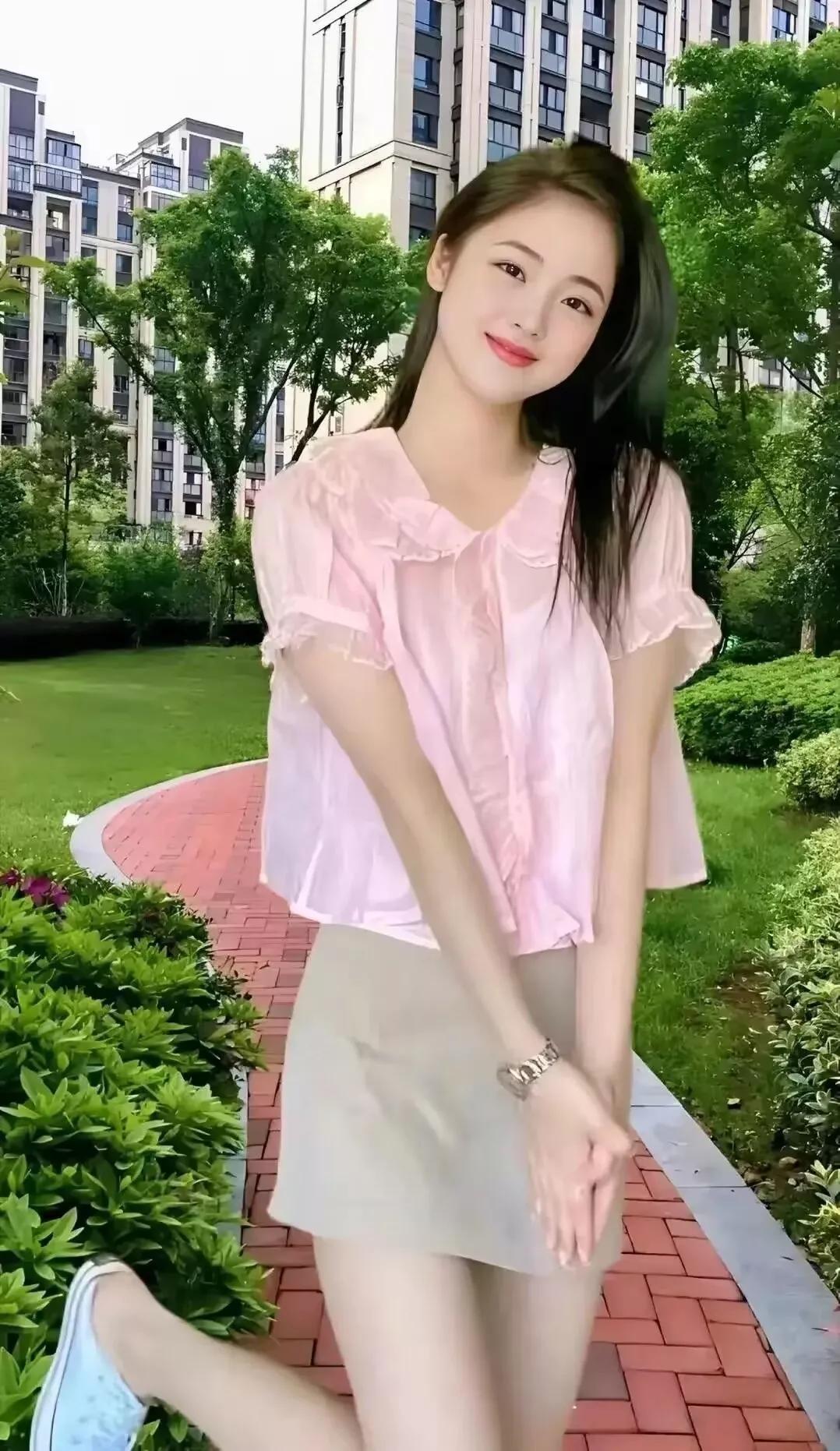 元气少女在公园里，粉色上衣超可爱！🌸👗💖