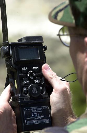 拯救这名美军飞行员的背后，一个无法被敌方识别，且向外界呼救的神器。
 
该设备由