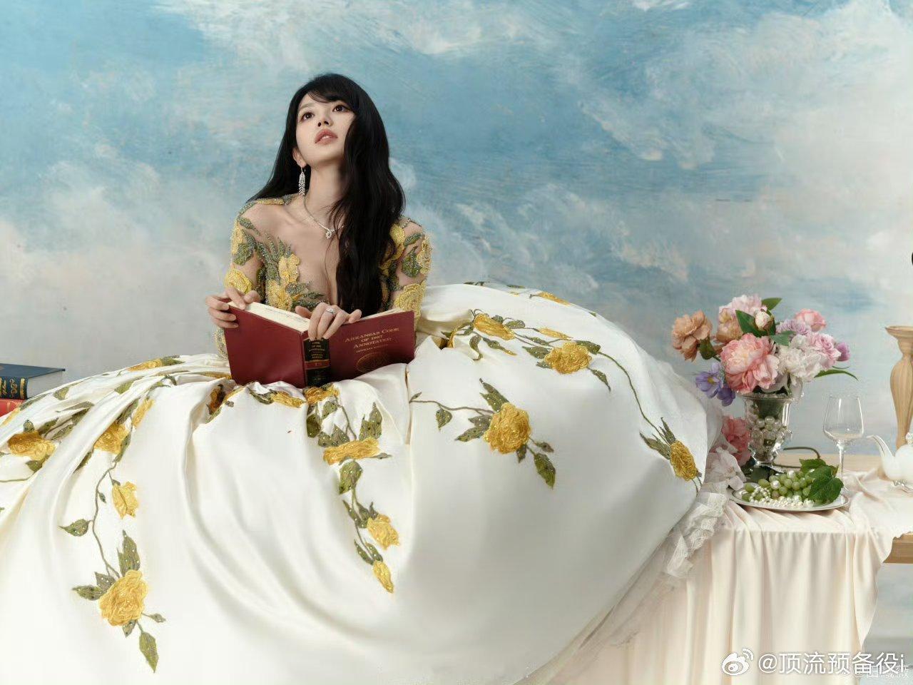田曦薇迪丽热巴同品牌花仙子造型， 一个妹妹一个姐姐我同意你们去演双女主剧[污][