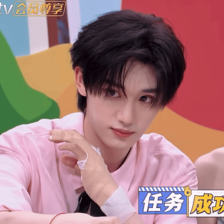 小卧底任务成功后的笑好迷人哦🥺丁程鑫你好星期六