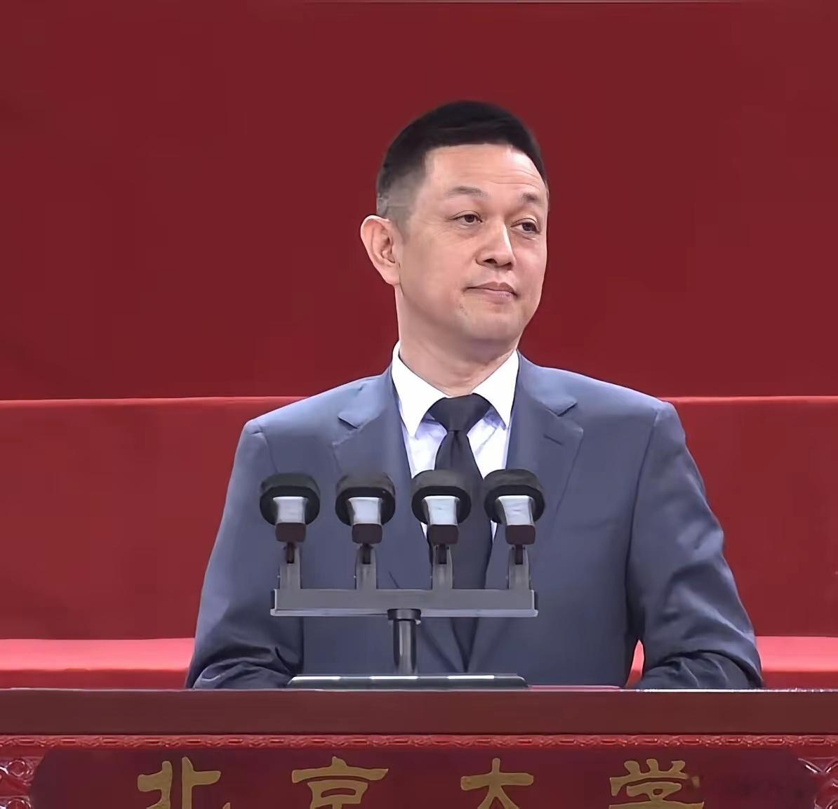 北大文科状元李斌，回母校演讲，没吹牛，全在揭伤疤。他说自己30年创业，摔过6次大