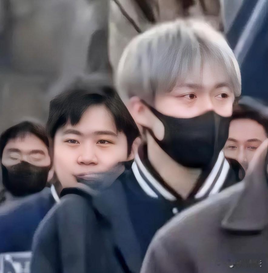 王楚钦隐身多日，再出现在网络，是一头漂亮的银发。

但要说明，王楚钦这前卫造型可