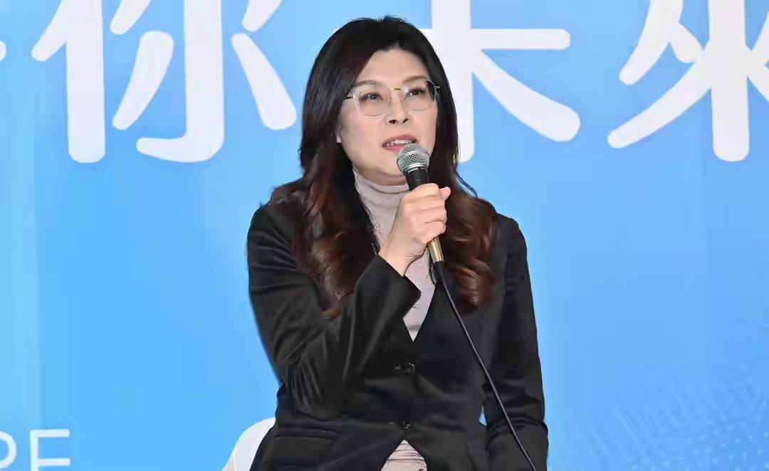 郑丽文用七个人，完成了一次国民党内部的路线公投。这张纸上写的不仅仅是七个人的名字