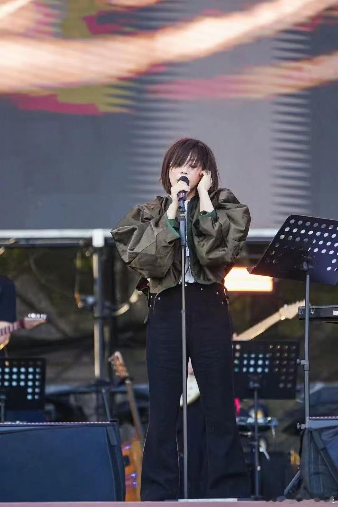 林忆莲晒新照预告巡演  激动的心，颤抖的手，看到林忆莲晒新照那一刻似乎已经能够预
