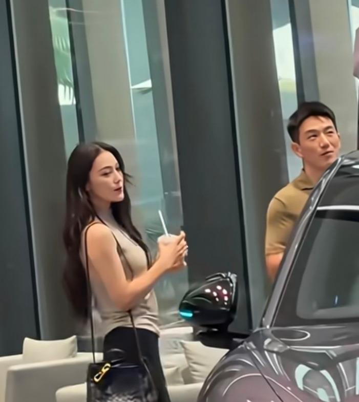 张馨予和老公现身广州，她身上背着4w的包包，穿一双高跟拖鞋，手里拿咖啡，真人又瘦