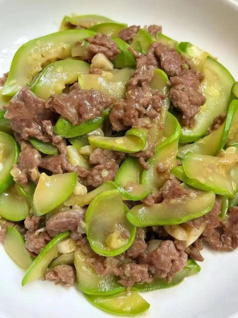 西葫芦炒牛肉
准备食材：西葫芦、牛肉、小米辣、红椒、姜蒜。
做法步骤：1、准备两