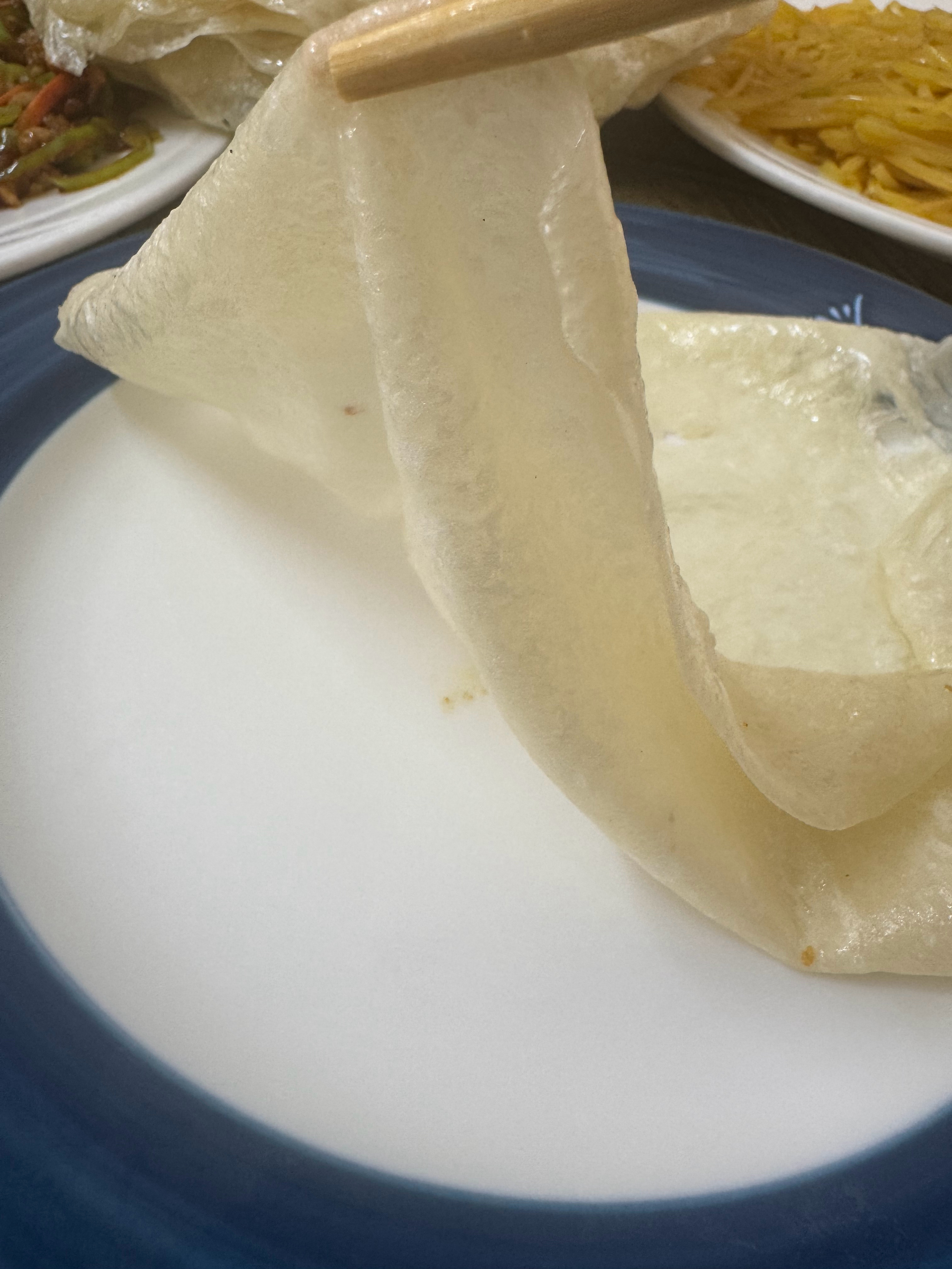 东北美食之半透明的筋饼，这盘子比我脸都大。3个人3个菜15张饼还有3瓶小麦果汁9