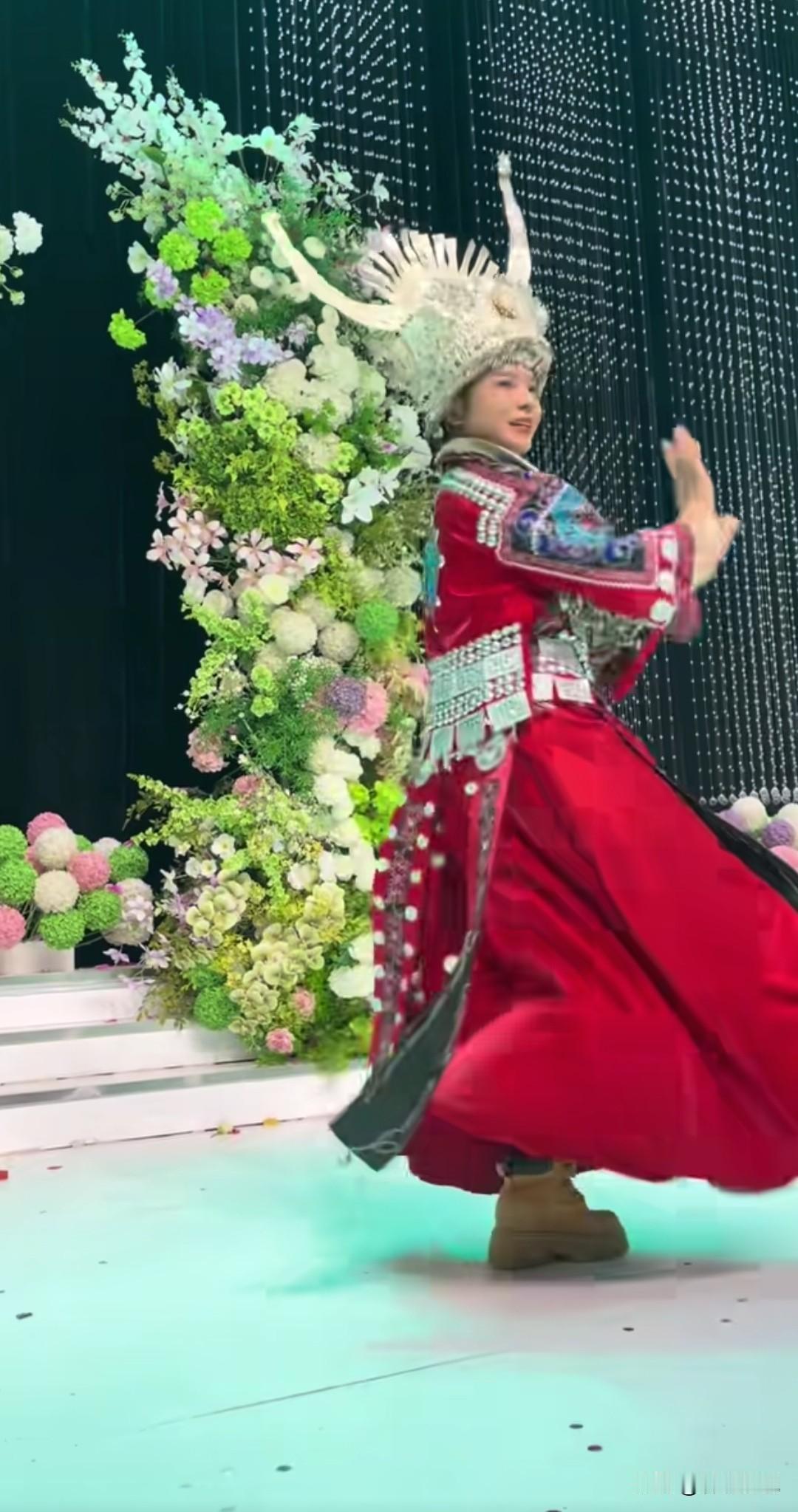 国旗护卫队张自轩的小姨子真的好漂亮啊！跳起舞来真的很有那种民族的感觉，可以看到少