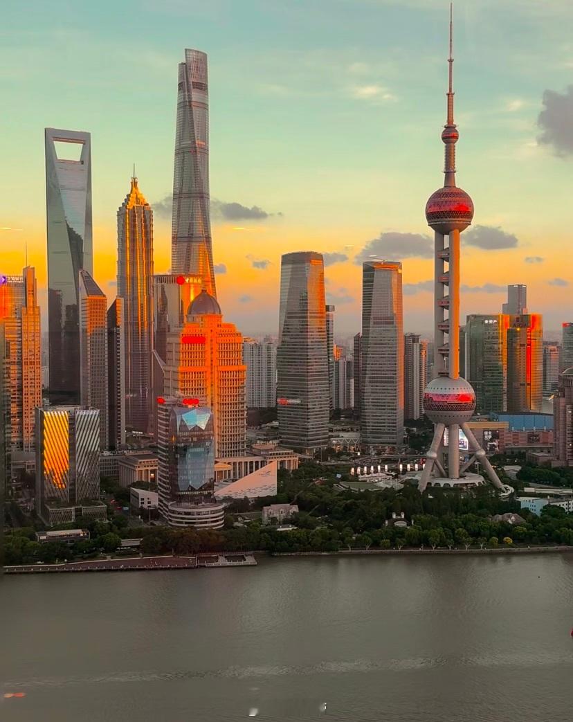 上海橱窗里的冬日氛围感拉满了 西岸梦中心的橱窗在冬日呈现出别样风情。配合兰蔻90