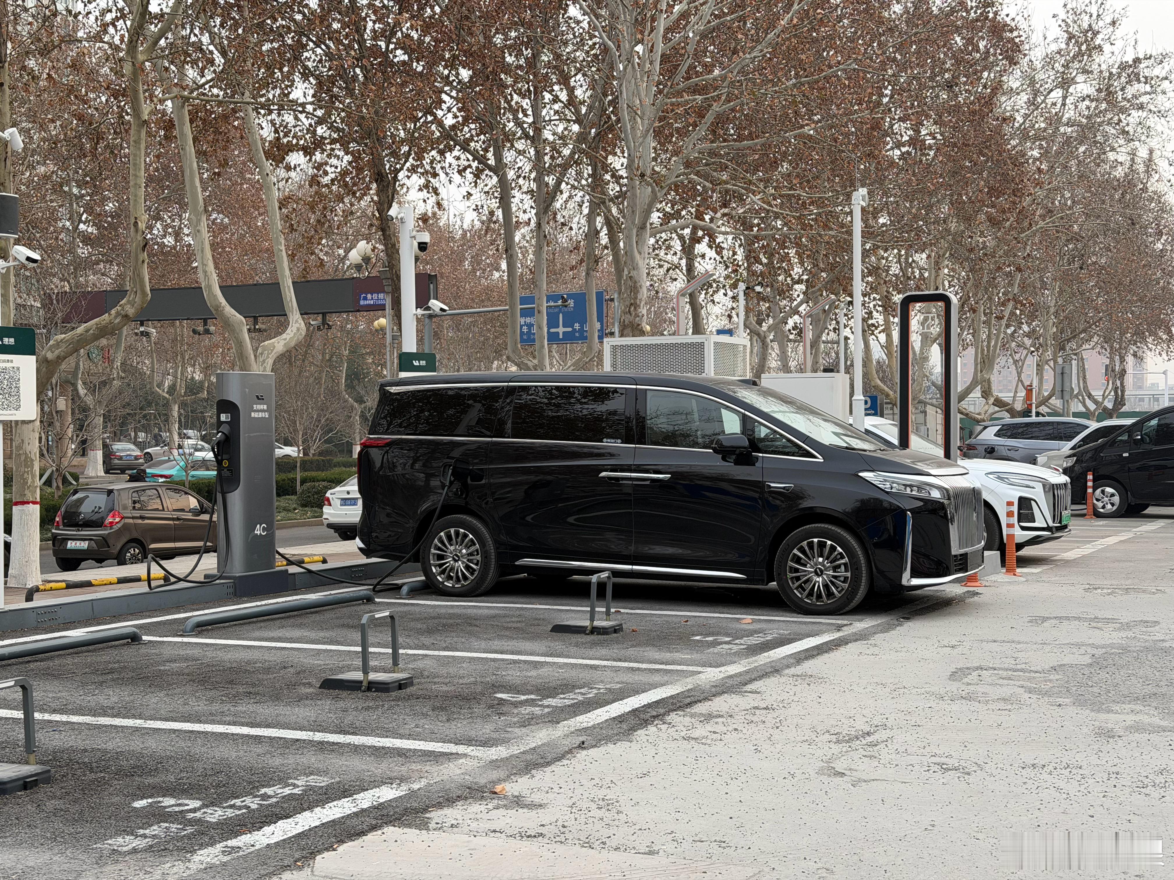 来理想4C充个电，没想到峰值功率只有60kW左右，可能和温度有关。没和车打招呼直