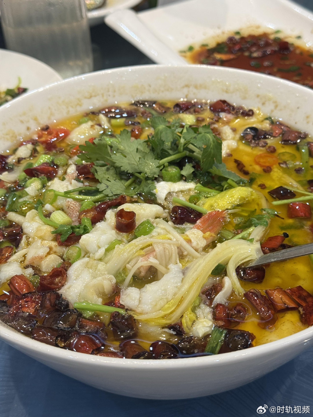 【宁波奉化一海鲜餐馆用餐后多人身体不适疑似食物中毒 】近日，网友“LL_要每天开