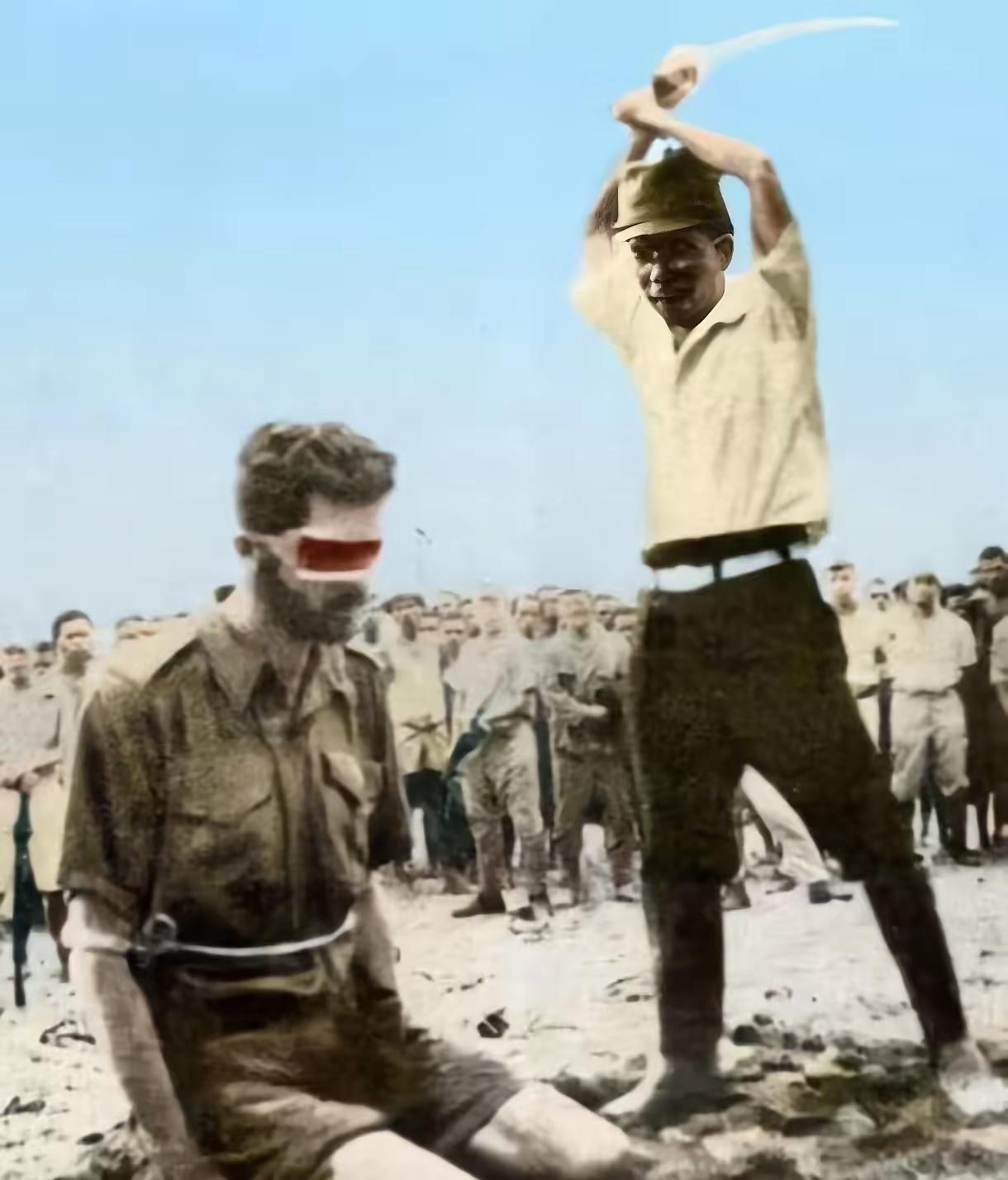 1944年，美军在新几内亚战场打扫战场。他们从一具日军军官的尸体上，搜出了一个胶