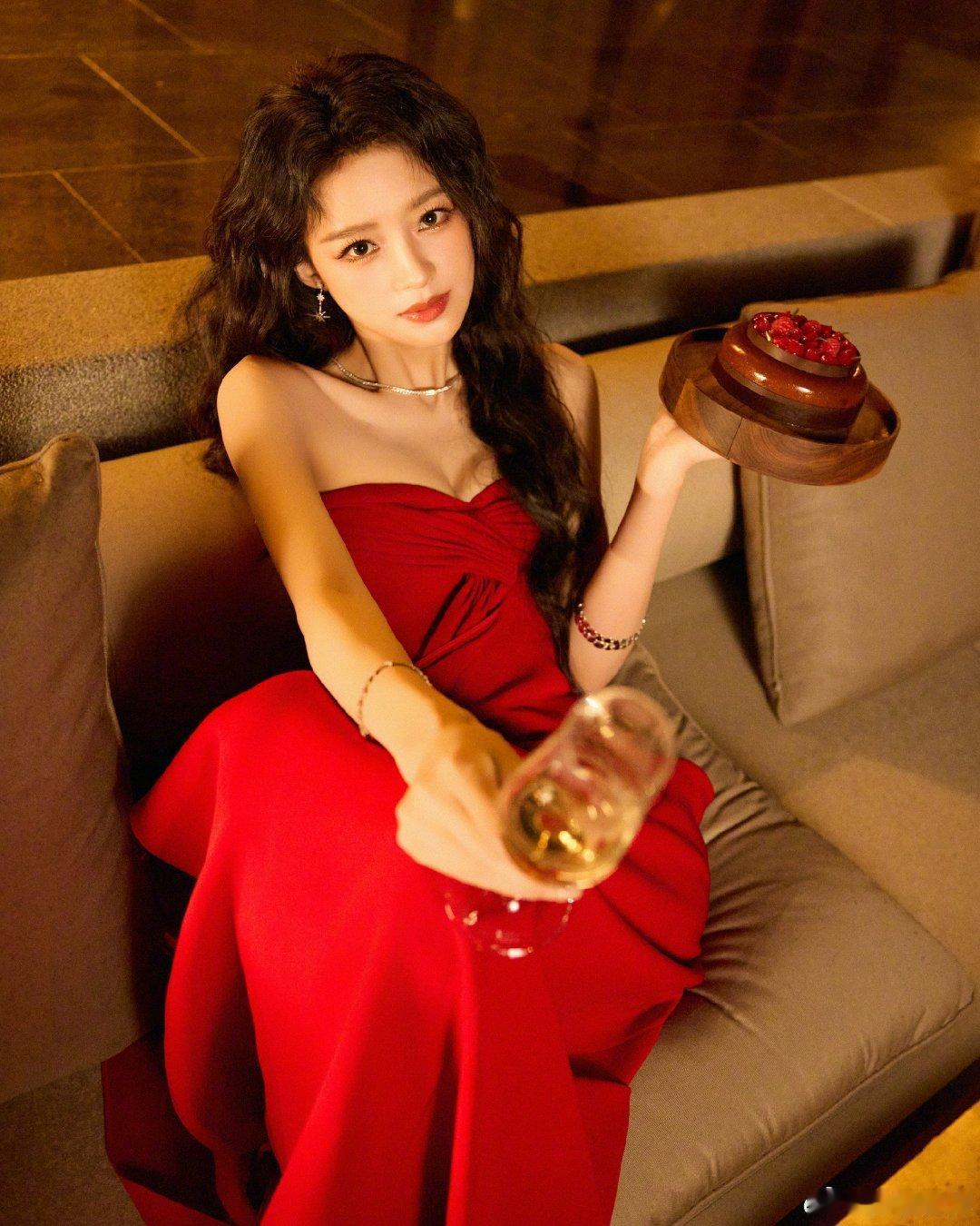 孙怡爱你老己 孙怡把生日过成了杂志封面！“爱你老己”文案配红裙墨镜，姐主打一个“