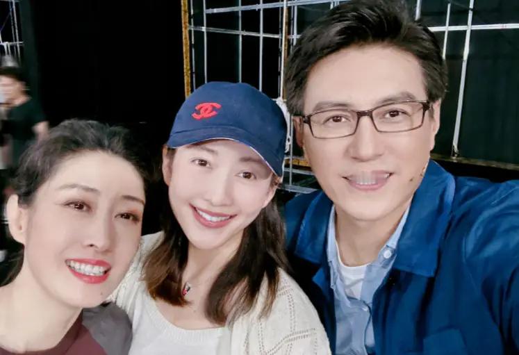 王鸥去看了靳东刘敏涛演的话剧，并在社交媒体上晒出了几人的合照，发文称“哥哥和姐姐