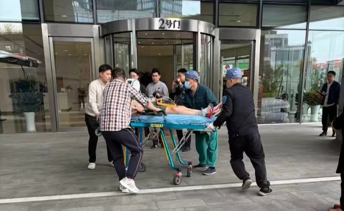 苏州网友拍的，张雪峰老师抢救图，好好的一个人就这么没了。大家也要注意自己的身体，