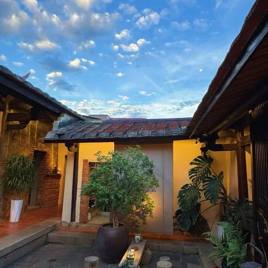 世间最深的城府，是光明磊落；最稳的谋略，是以诚待人；最高的境界，是大道至简。
 