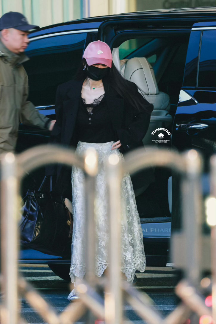 今天机场出发进组江山大同的杨幂，期待正式官宣！ 