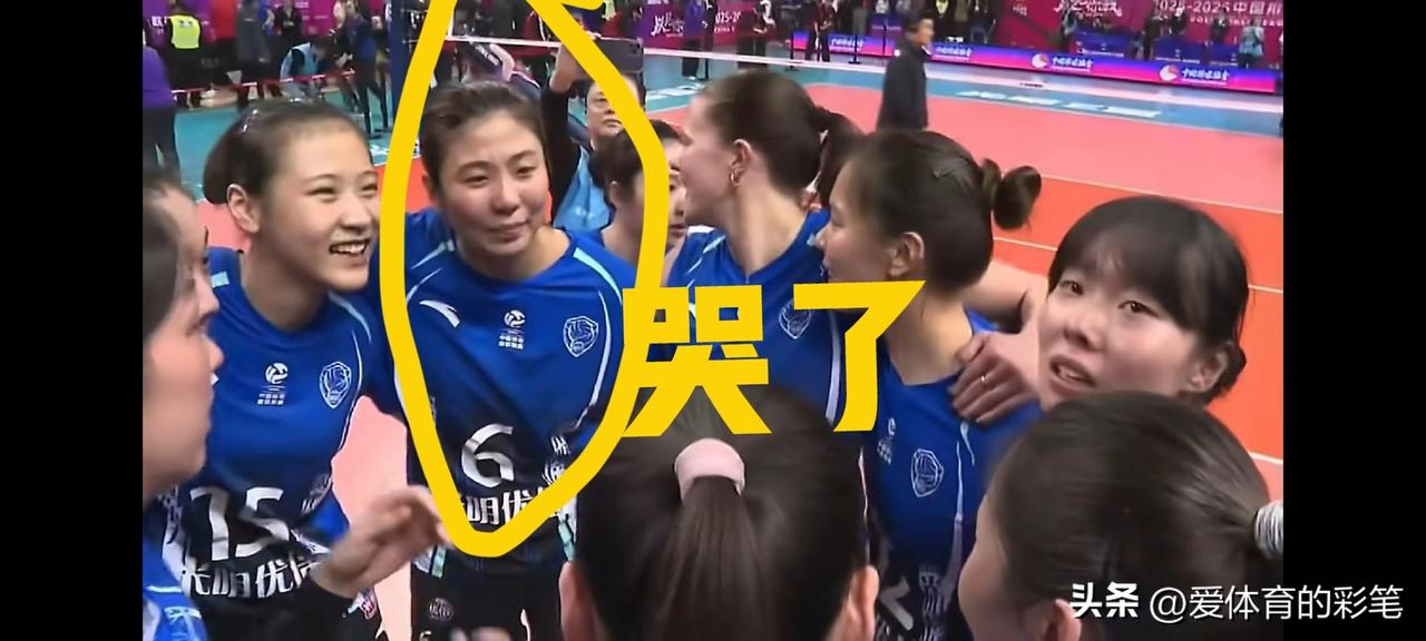 赛后高意在抹泪[笑哭]，许晓婷在哭泣，欧阳茜茜也眼眶泛红，这一幕太令人动容了[捂