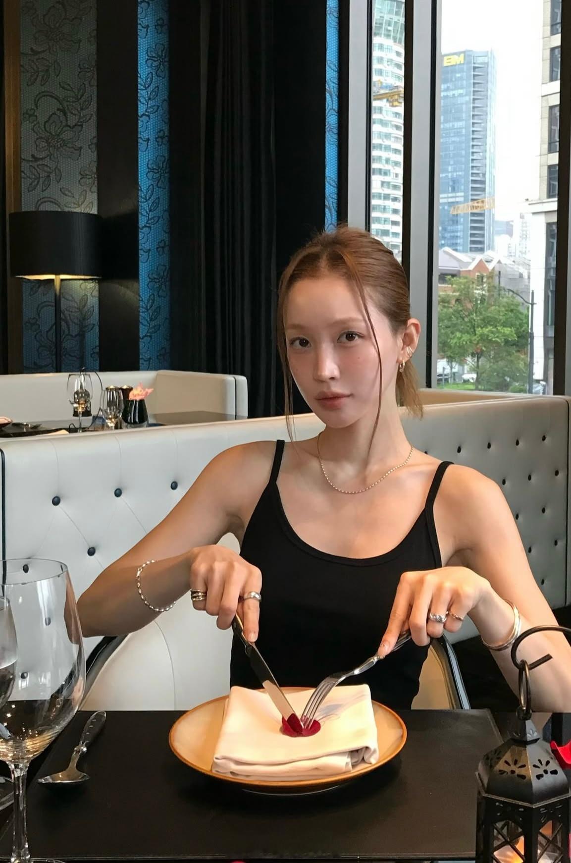 穿搭分享 连续更新第2921天韩国时尚女生日常搭配周末来啦韩系穿搭超能新星汇新星