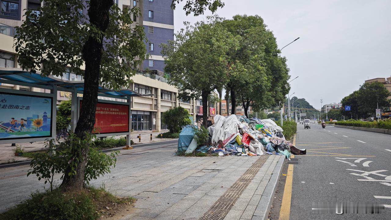 怎么说呢？还是那句吧，细节决定成败。
坐标碧桂园豪庭公交站！这一堆东东堆在路边起