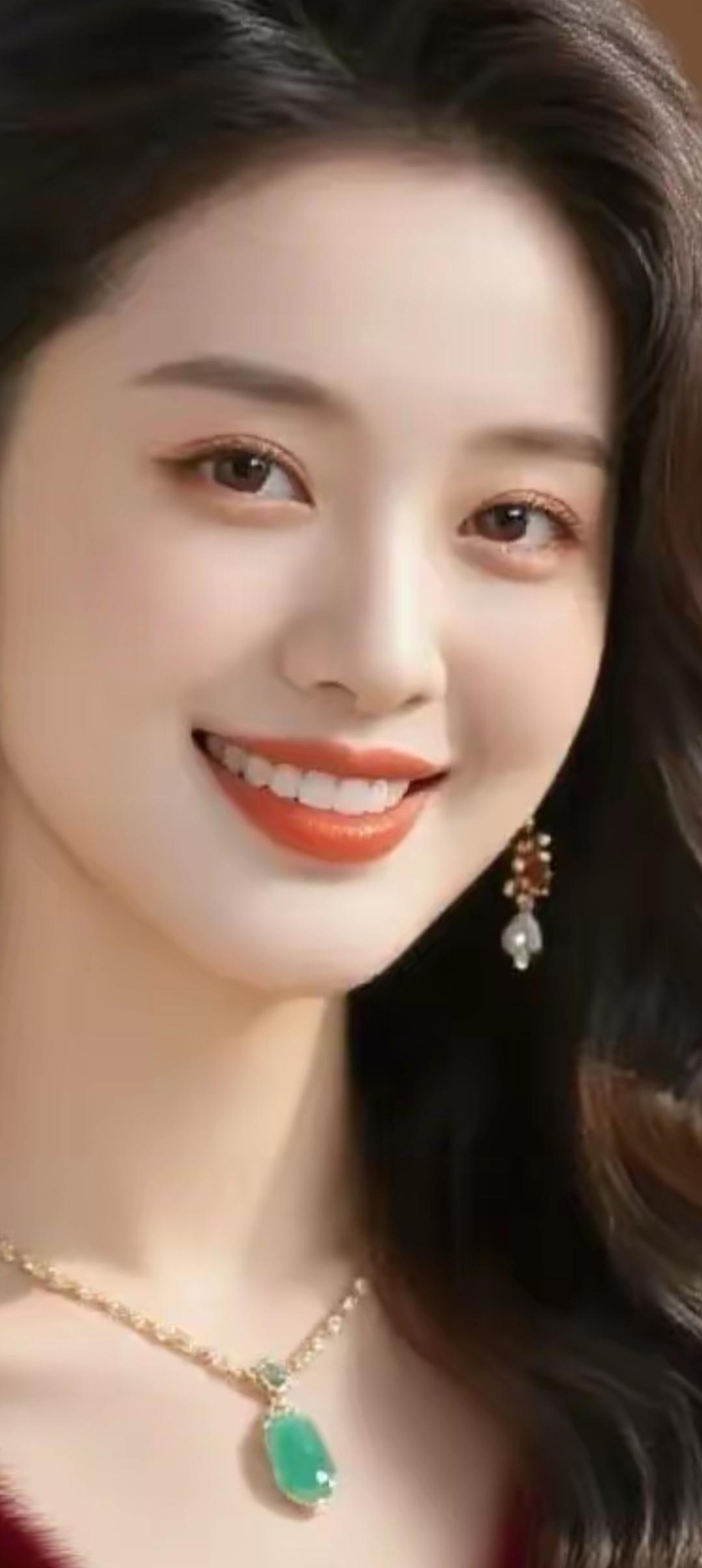 甜美笑容，绿宝石项链，闪耀耳环，优雅迷人！💎😊