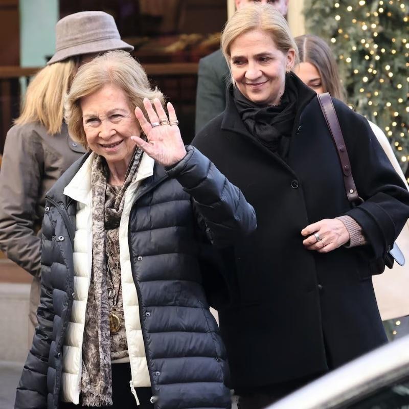 西班牙王室  圣诞节后，索菲亚王后和伊莲娜、克里斯蒂娜以及奥林匹亚（图5，米格尔