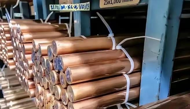 美国这次彻底蒙了。他们囤了好多铜。铜价被炒得特别高。中国没跟着玩。中国转头管紧了