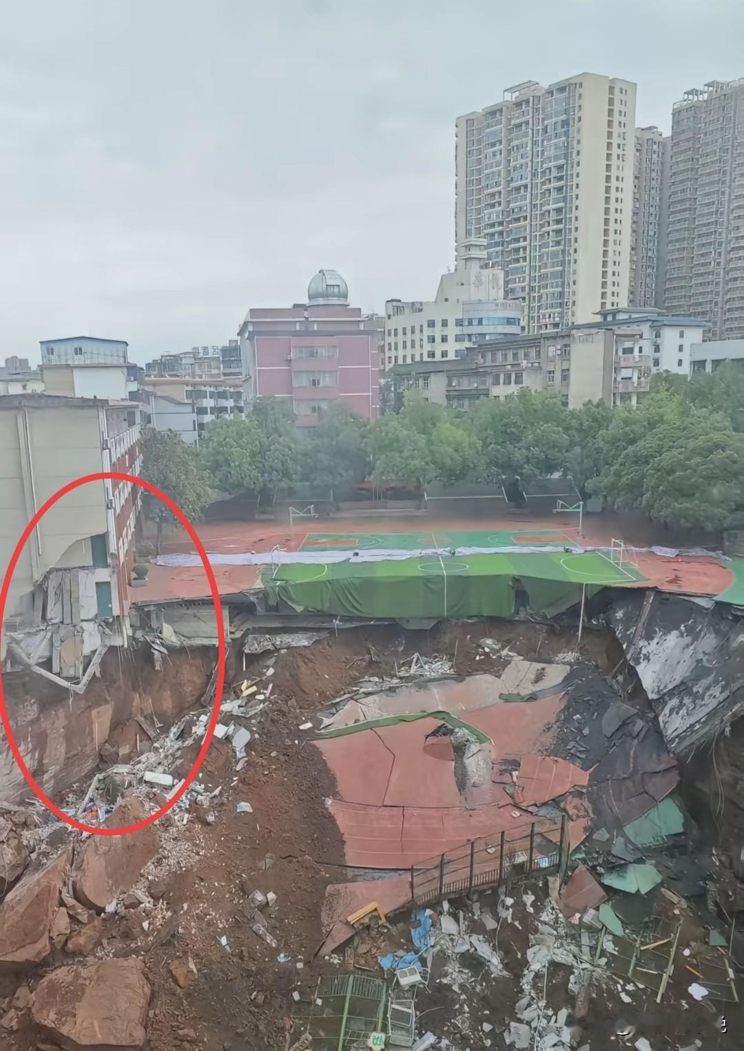 老板哭了！学生笑了！邵阳资江一小学发生大面积垮塌，原因是隔壁一小区挖地下停车场所