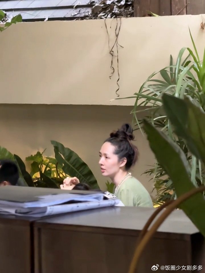 西双版纳偶遇郭碧婷西双版纳偶遇素颜郭碧婷西双版纳偶遇郭碧婷，头发就这样随意的扎起