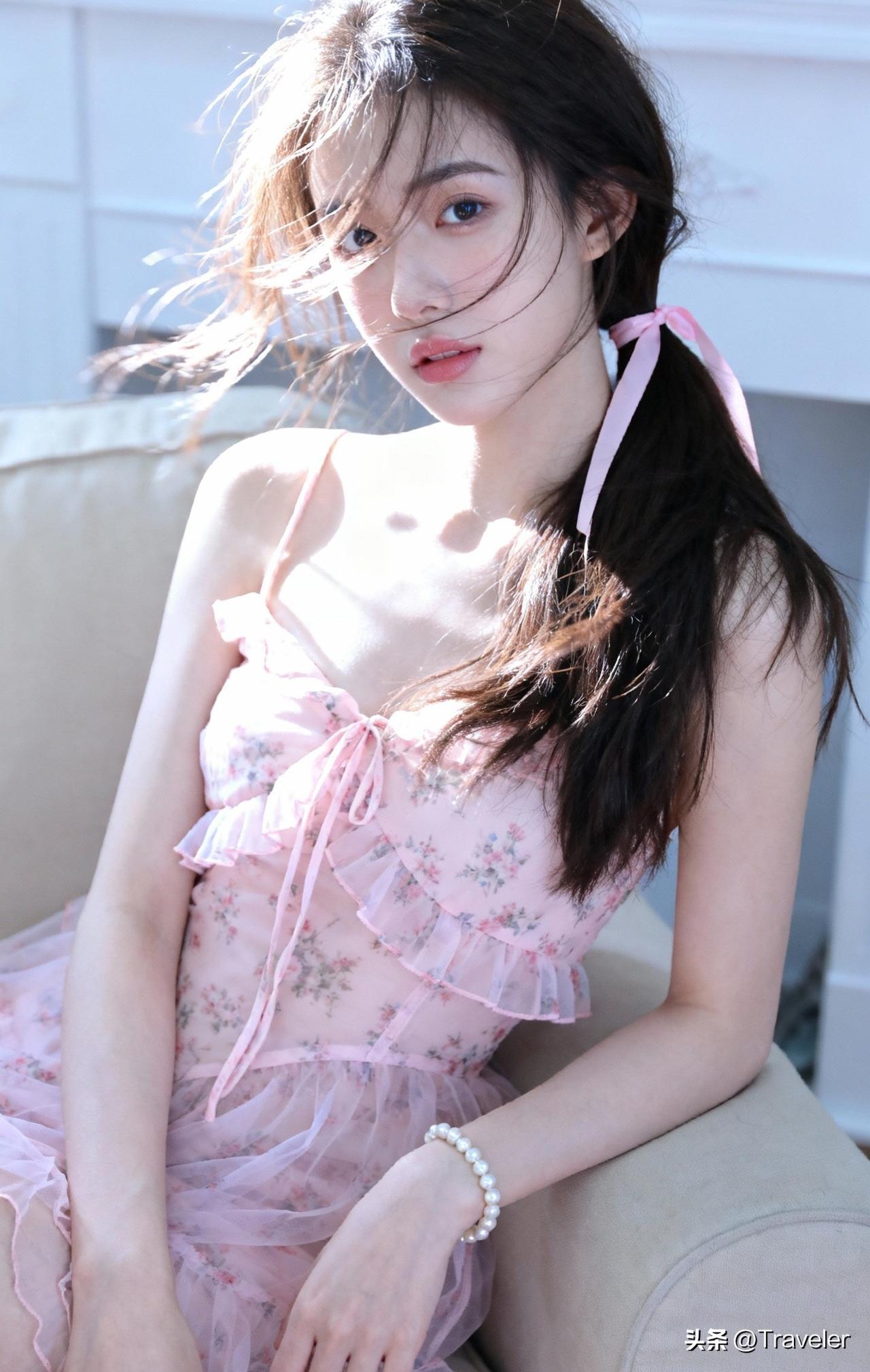 甜美少女风，粉色连衣裙，阳光下的温柔时光