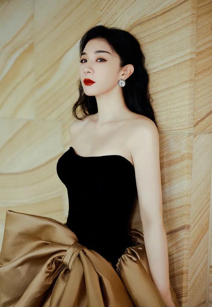 黄奕，一个曾在荧幕上光彩照人的女星，却也在现实生活中历经了种种磨难。她的婚姻生活