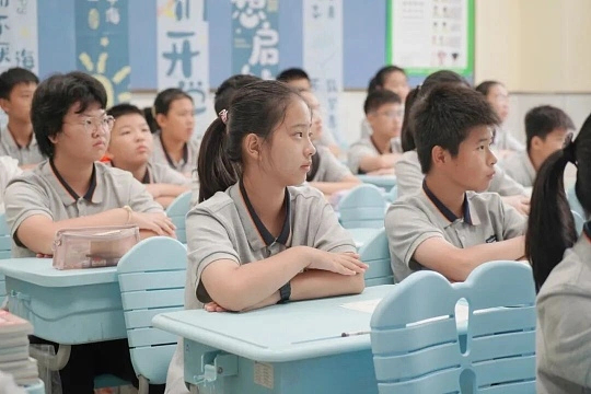 上着课突然有人站起来开始后空翻这也太帅了吧！课堂瞬间变舞台，气场全开、干脆利落，