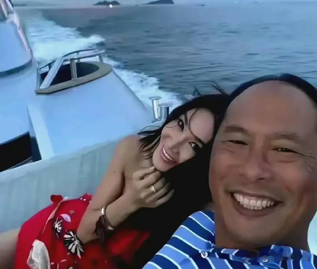 “海风轻拂，笑靥如花”🌊👩‍❤️‍💋‍👨
认识的知道这个男生是温碧霞老公