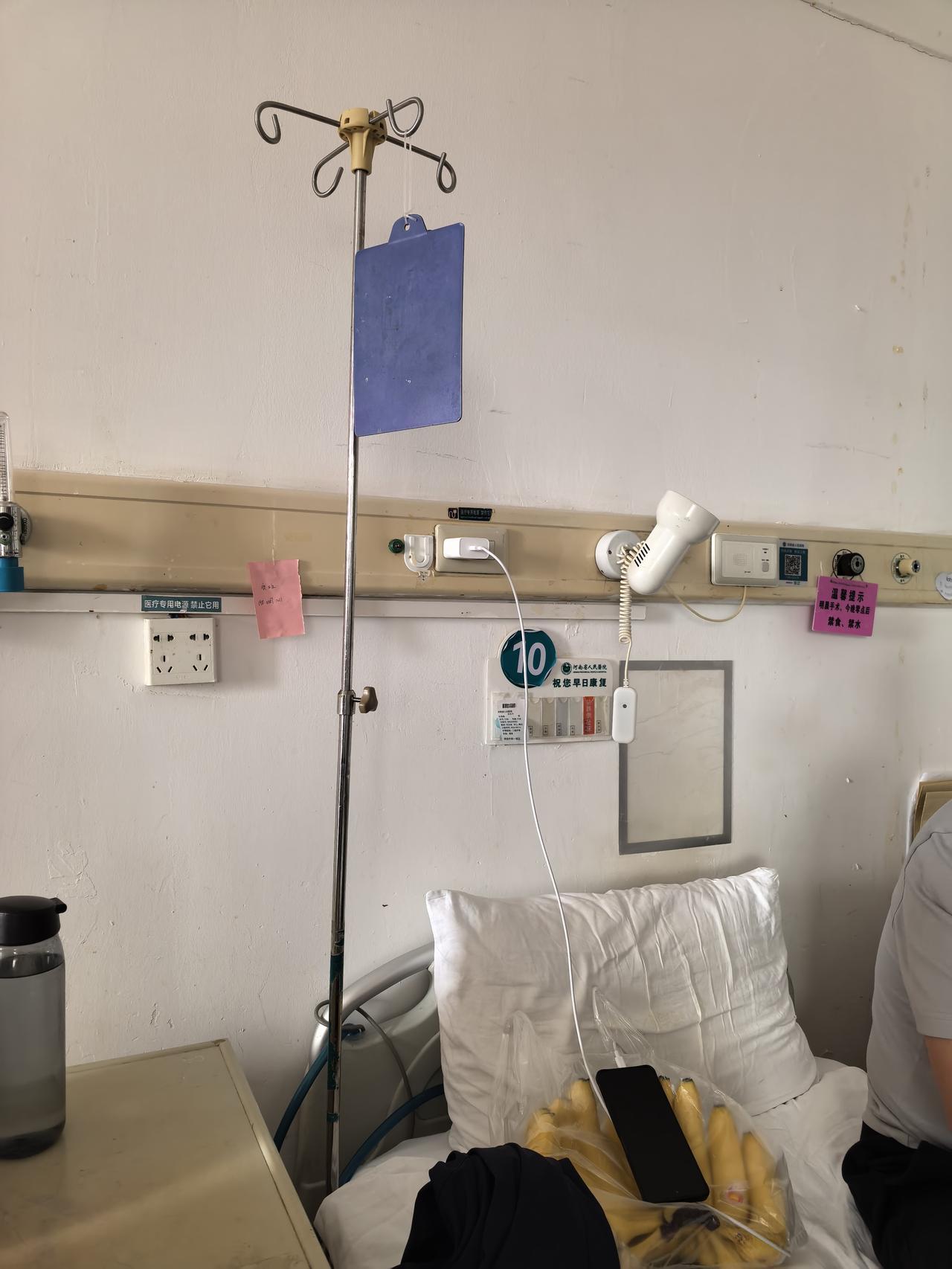 上周三上午，堂弟被护士要求剃光头。他左耳侧后方里面长了一个良性瘤，下午两点多需要