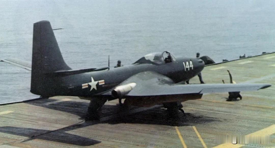 1948年，美国海军FH-1“鬼怪”舰载战斗机进行着舰试验。