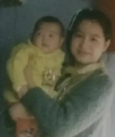 1976年，25岁女知青抱着4岁儿子回京，母亲气得半死：未婚先孕，不知羞耻！可当