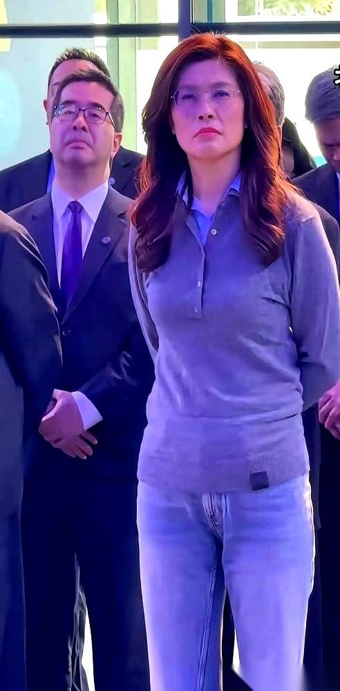 57岁的郑丽文，1米78的个子，就穿着一身毛衣牛仔裤，走进了一屋子绷着白衬衫的科