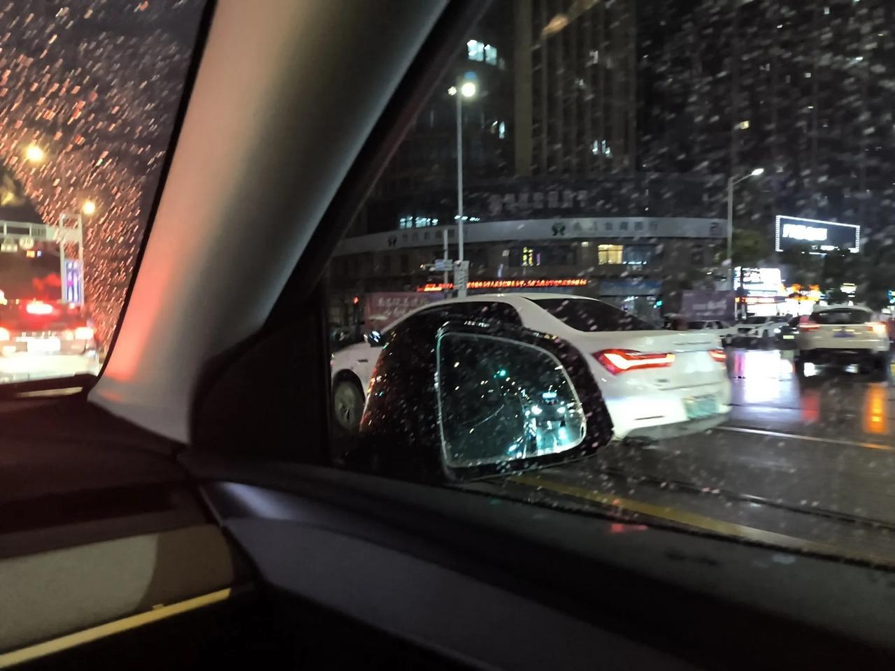 #秋日生活打卡季#窗外的雨