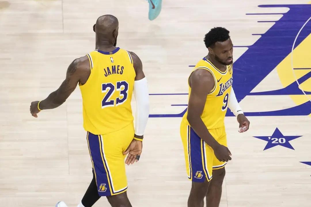 今天CBA休战。只能看NBA了。骑士对活塞，哈登虽然猛，但打哪支球队好像都很费劲