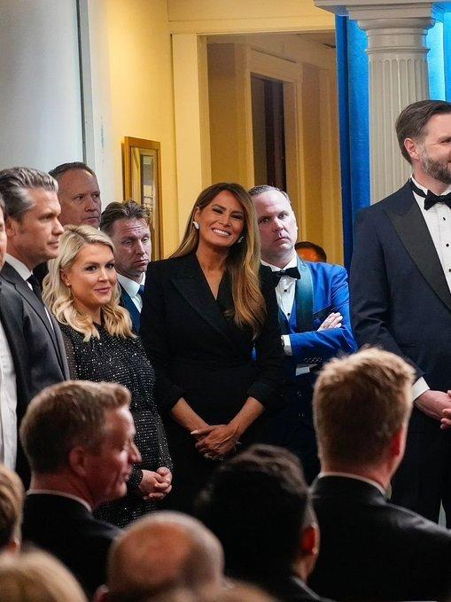 特朗普在白宫官网说：“鉴于今晚事件，我请求所有美国人全心全意地重新致力于和平解决