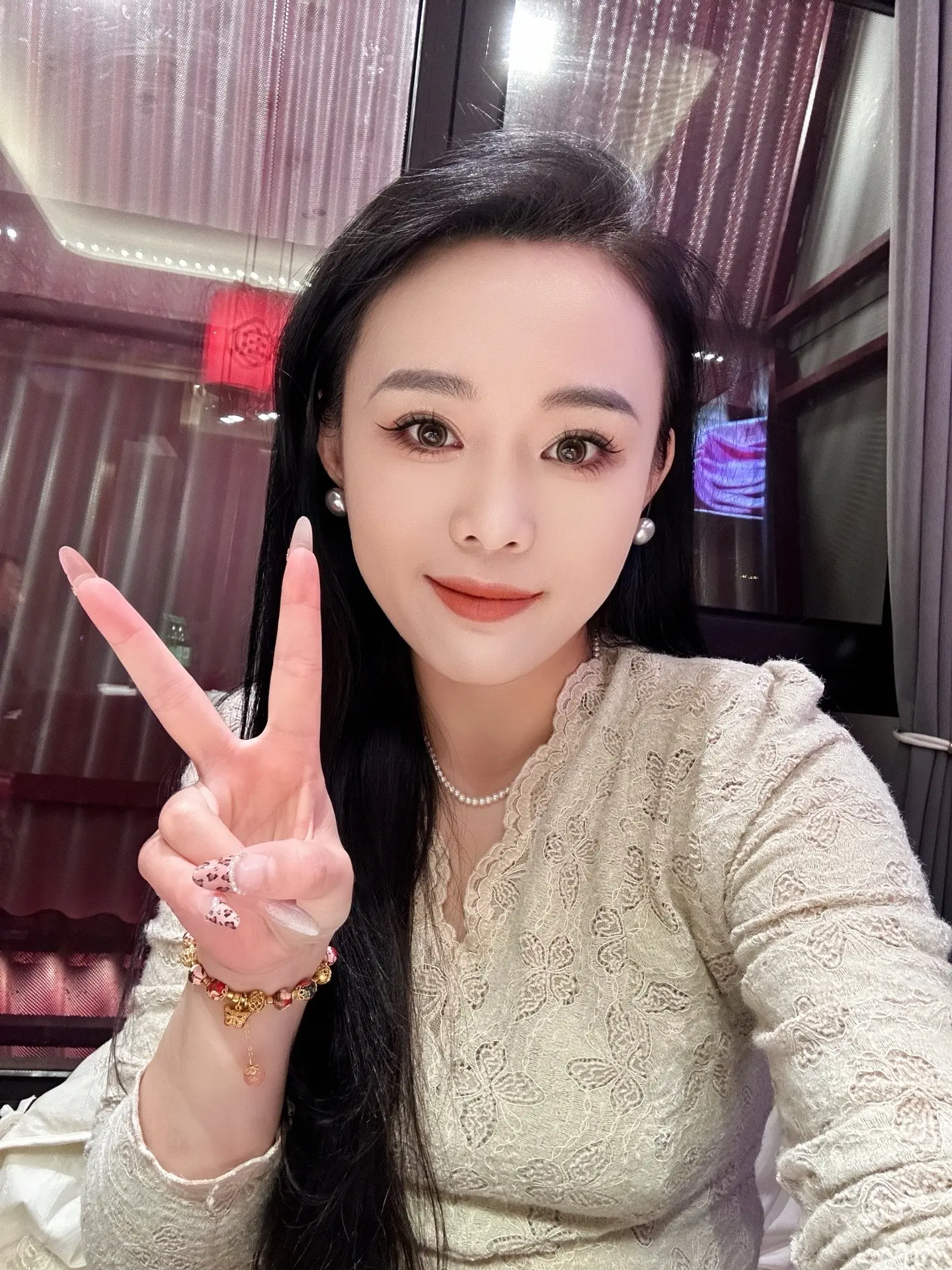 白等我了姐妹们，我今天不直播了，我喝多了。