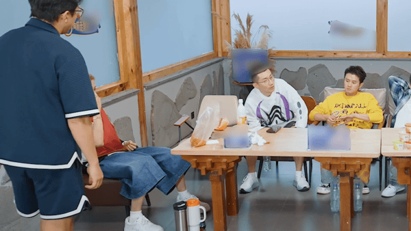 邓超鹿晗憋不住笑哈哈哈哈哈 网上的说法确实很贴切，干坏事不适合和朋友搭档，两人默