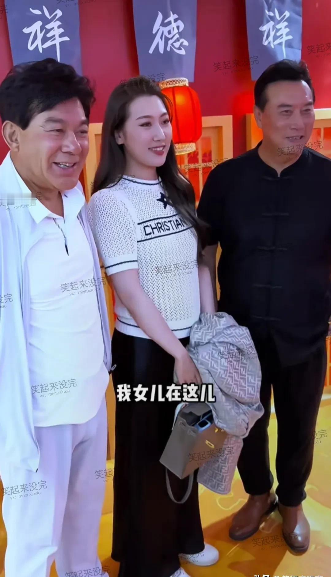 陈佩斯家这回真露脸了！
妹妹妹夫带着闺女回国助阵，架势十足。

亲戚这么能打还低
