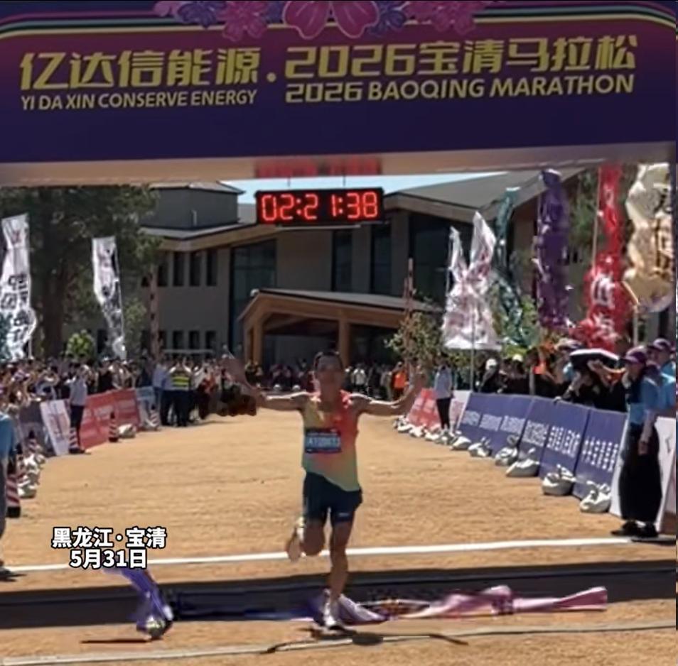 高温+陡坡双重考验，宝清马拉松上演硬核对决！
 
卫冕大神李子成全程强势领跑，后