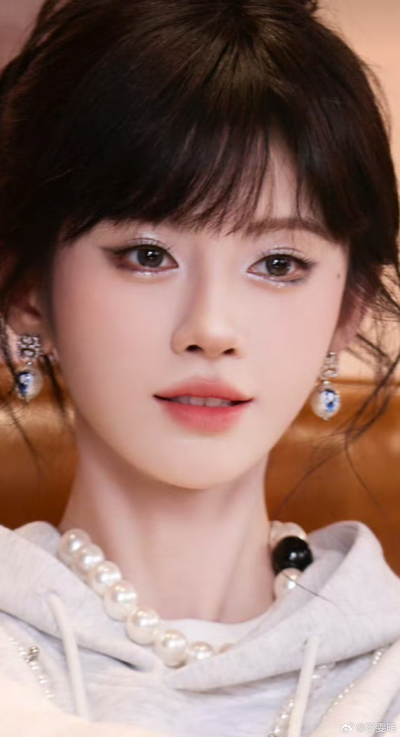一直以为鞠婧祎没戴耳环 ​​​