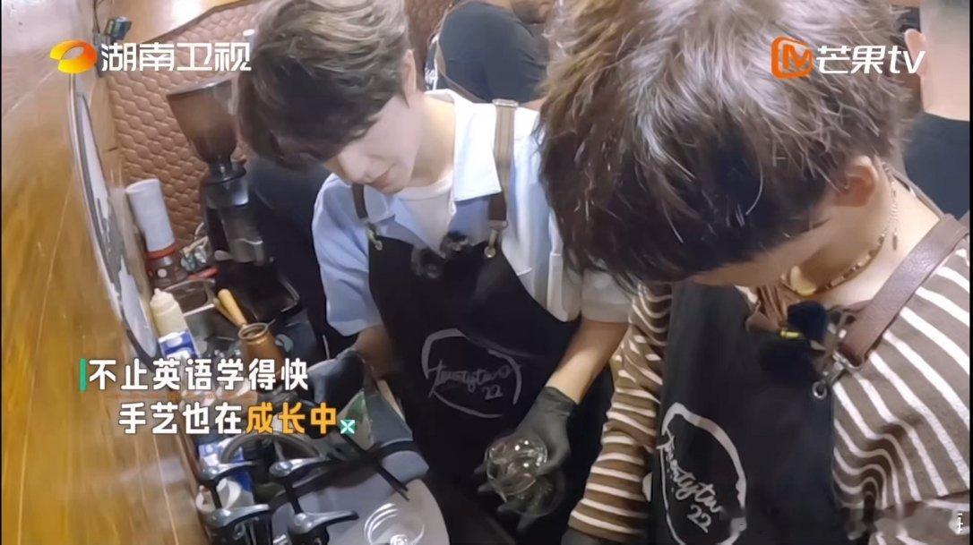 翟潇闻眼里好有活一男的翟潇闻从制作饮品到做打包盒、主动承担清理桌面，埋头苦干，眼